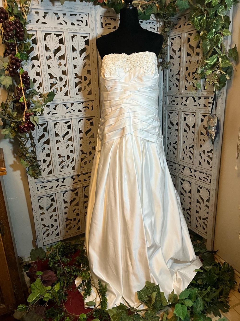 DAVIDS BRIDAL WHITE GLOSSY SATIN & SPARKLY SWEETHEART BUST WEDDING DRESS GOWN